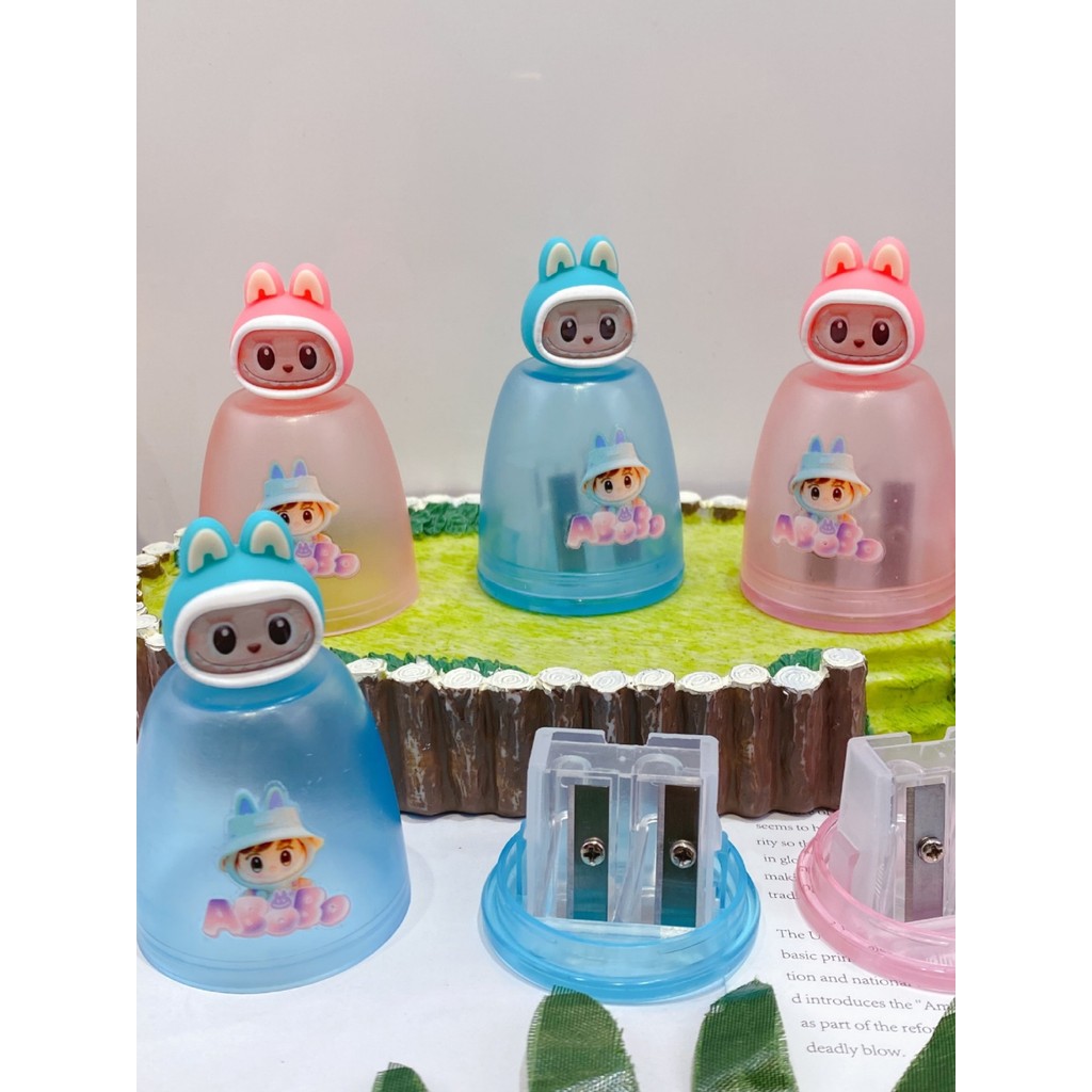 

A random smiley bear bottle shaped manual pencil sharpener, cute cartoon dual-hole dual-purpose pencil sharpener, a student penc