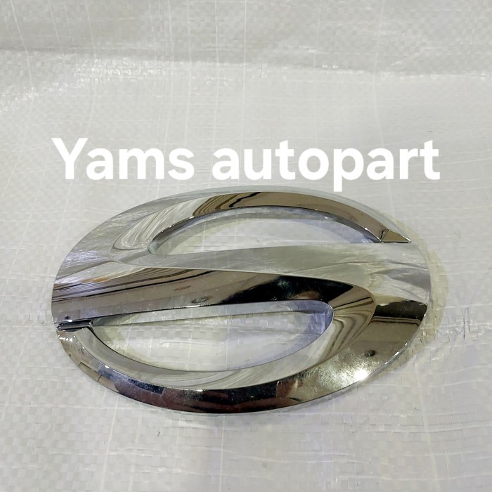 Emblem Logo Grill depan Daihatsu Sigra Original