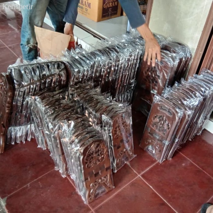 

Rekal Quran Kayu Solid Ukir Halus | Rehal Meja Quran Tatakan uk. 20 murah laris