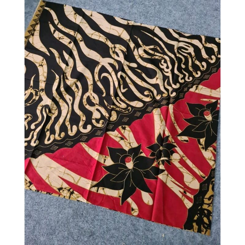 Kain Batik Solo motif bunga hitam dasar merah