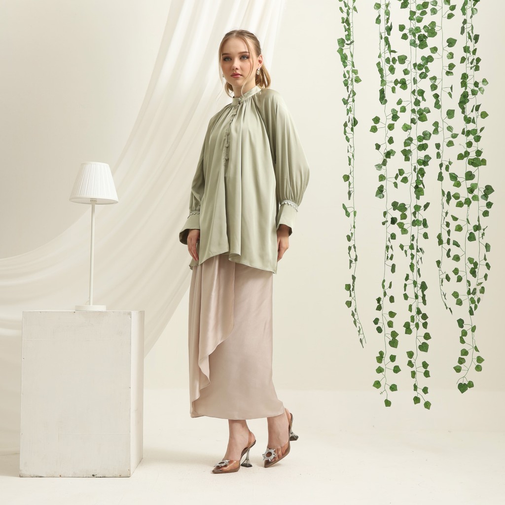 ATELIER MODE – Oversize Shirt Wanita – Charis Light Sage And Beige  – All Size
