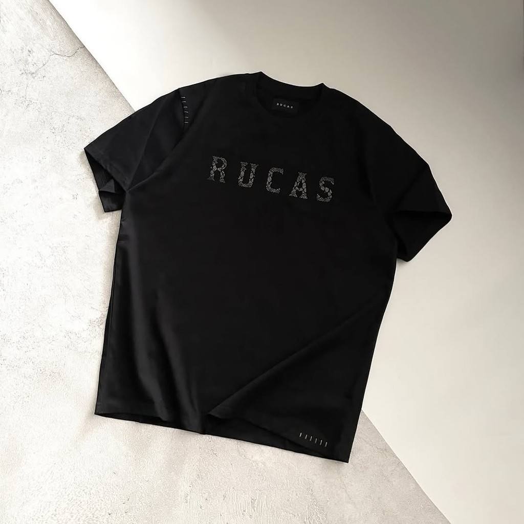 XOPIURTZY 【Asli】 RUCAS "The Initial" Python Texture Tee