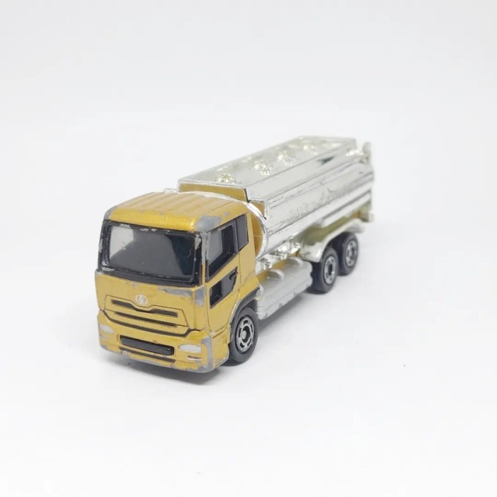 Tomica Nissan Diesel Quon Truck  Diecast Truk