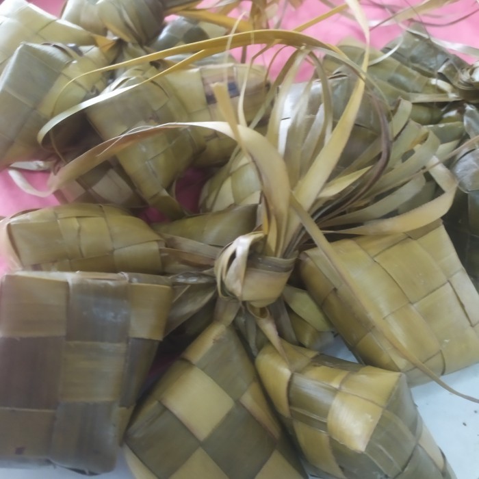 

Ketupat Matang per ikat (isi 10)