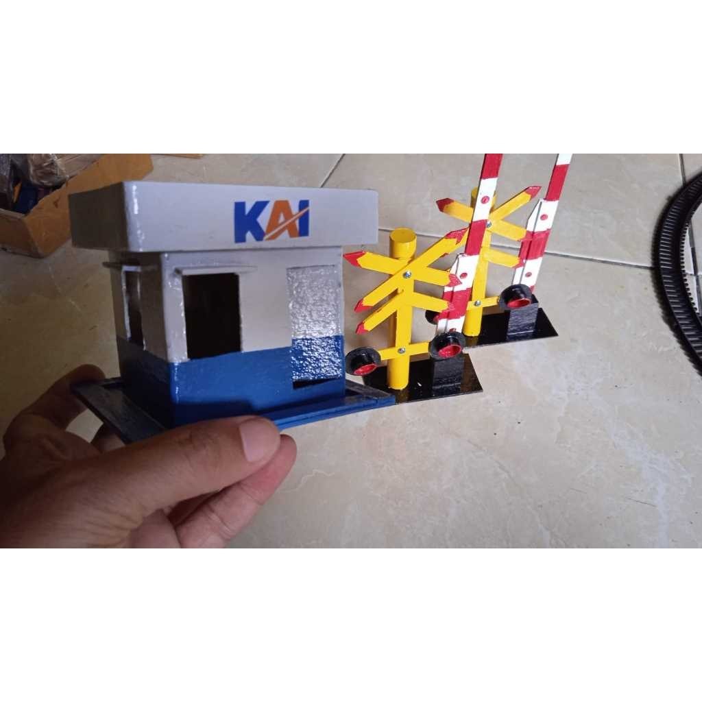 RF56ZX Mainan miniatur  palang pintu kereta api indonesia, Pos jaga dan 2 palang sepur KAI