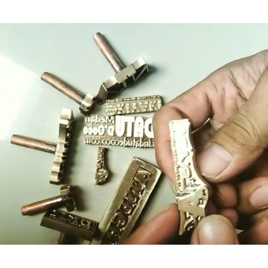 Moulding Plat matras emboss hot stamp kuningan Custom emboss deboss