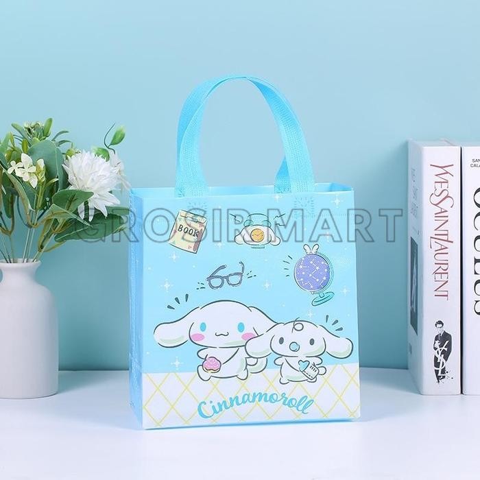 

[STOK TERBARU] Berkualitas Tas Souvernir Ulang Tahun Anak Kado Ultah Snack Goodie Bag Karakter Tote Bag Tenteng Lucu Sanrio Melody Cinnamoroll Kuromi Pompompurin - Cinnamoroll, Tas souvernir Paling Larish