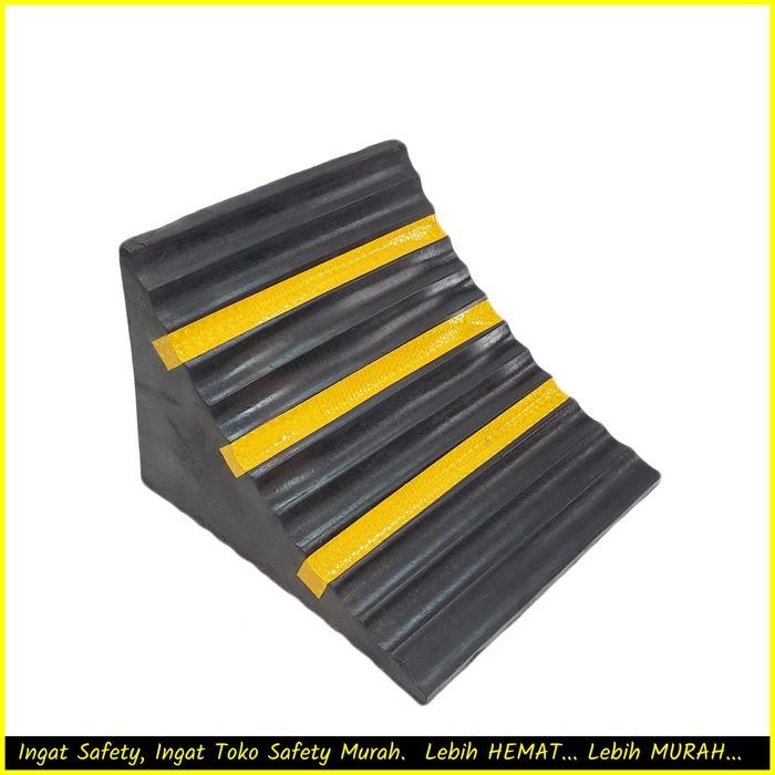 Wheel Stopper Chock Besar Rubber / Ganjal Ban Roda Mobil Bus Truk / Karet Penahan Roda / Ganjalan Tr