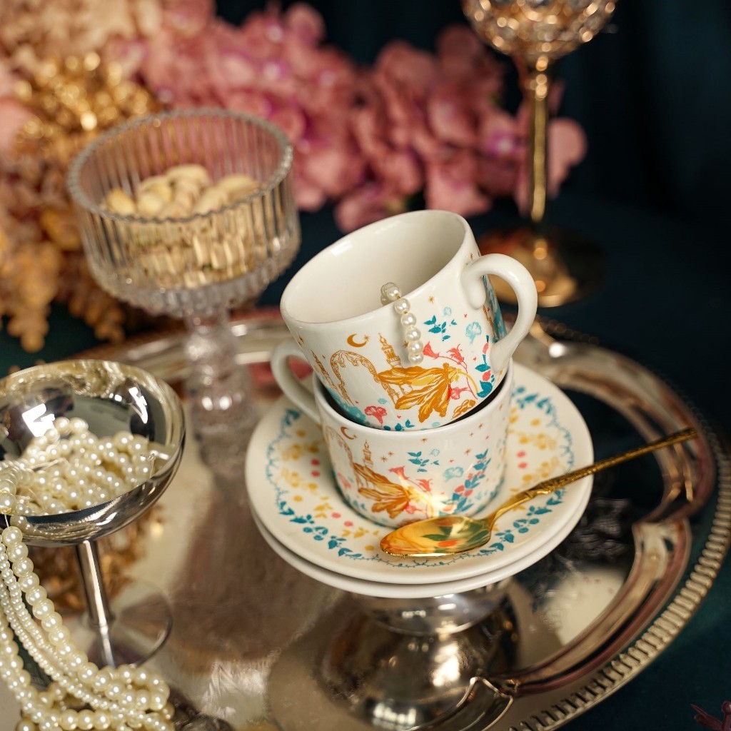 

Carramica Hampers Keramik Lebaran Peony Cotton Tea Set/Gelas Piring Eid Mubarak Set Premium