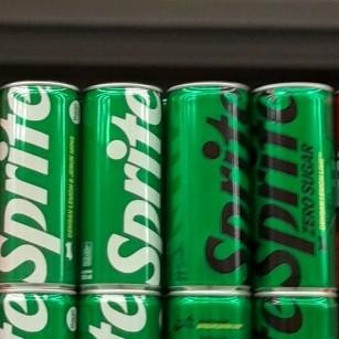 

Coca Cola / Fanta Strawberry / Sprite Minuman Berkarbonasi Soda Kaleng 250ml Original / Zero Sugar