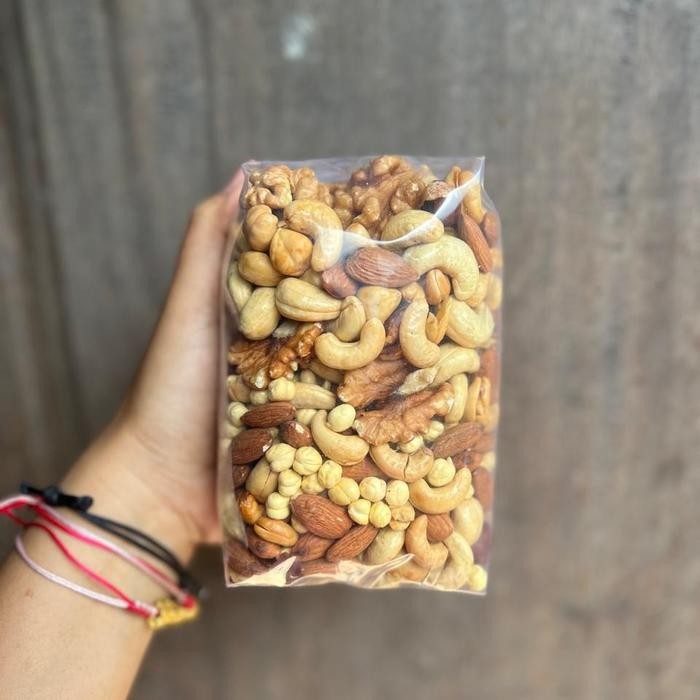 

Trail Mix 7 Nuts Kacang mete Almond panggang Hazelnut Walnut Pistachio Kacang arab Almond buttermilk Snack Cemilan - 200 gram