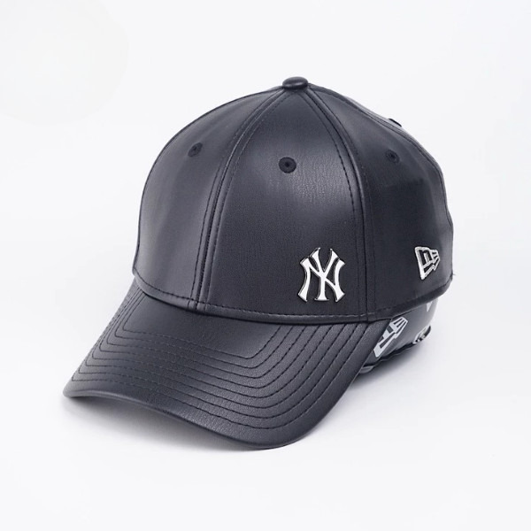 Topi New Era 940 NY Yankees Mini Metal Badge Leather
