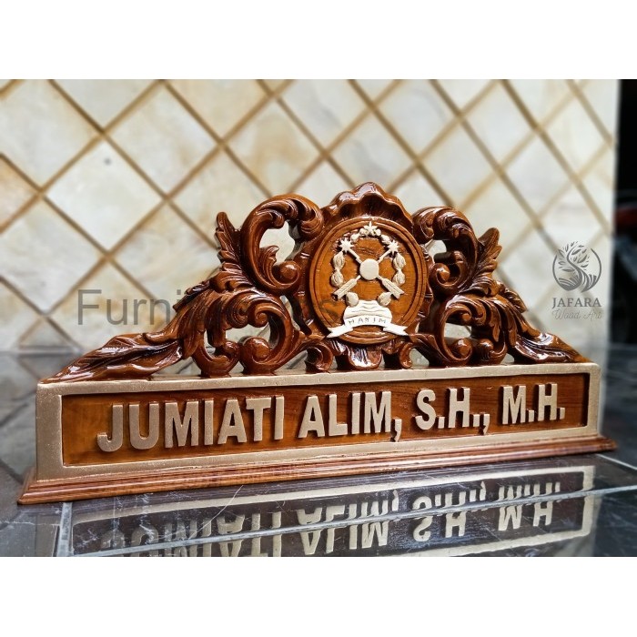 

papan nama meja ukiran kayu jati custom logo hakim FJ557