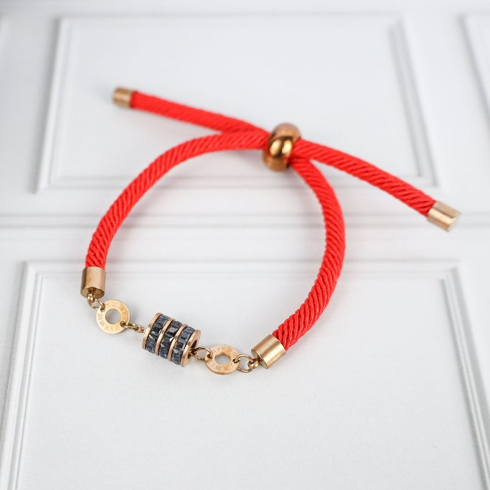 Gelang Serut Tali Merah – Liontin Tabung Hitam Zircon Roman, Titanium Anti Karat, Import Harga Grosi