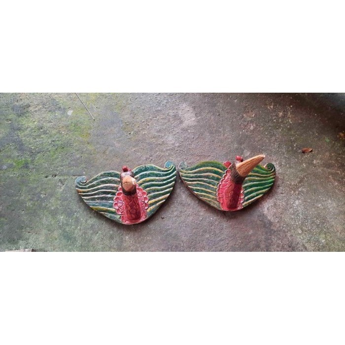 

hiasan kepala burung dari kayu jati garap alus finishing sunggingan bk Keris sengkelat majapahit mataram kartosuro kartasura Balinese antik