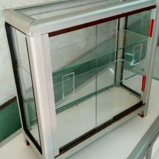 Etalase kaca ukuran kecil imut