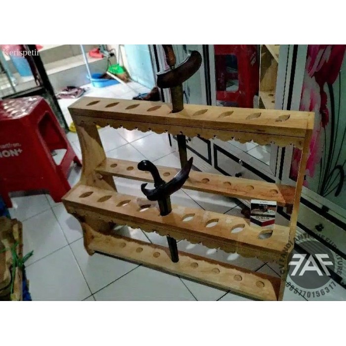 

jagrak keris isi 18 ukir jepara kayu jati kode fn037 murah terlaris