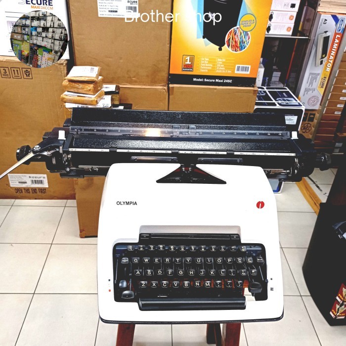 

Mesin tik manual Olympia SG3N 18inc