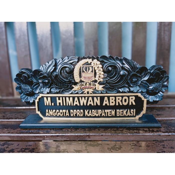 PAPAN NAMA / PAPAN NAMA UKIR KAYU / PAPAN NAMA MEJA KERJA DPRD