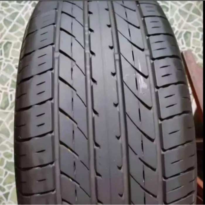 Ban Mobil Copotan Merek Yokohama Ukuran 235/50
R18 Second Tubles