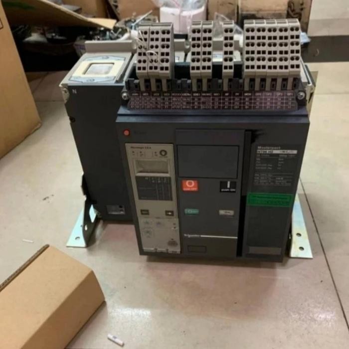 ACB NT16H2 4P-1600A 50KA +Motores.uvt.aux 220VAC SCHNEIDER ORIGINAL new murah