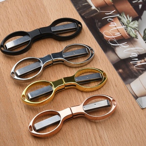 

Gunting Lipat Mini Serbaguna – Desain Ringkas dengan Pisau Stainless & Pegangan Plastik, Cocok untuk Perjalanan dan Kegiatan Outdoor