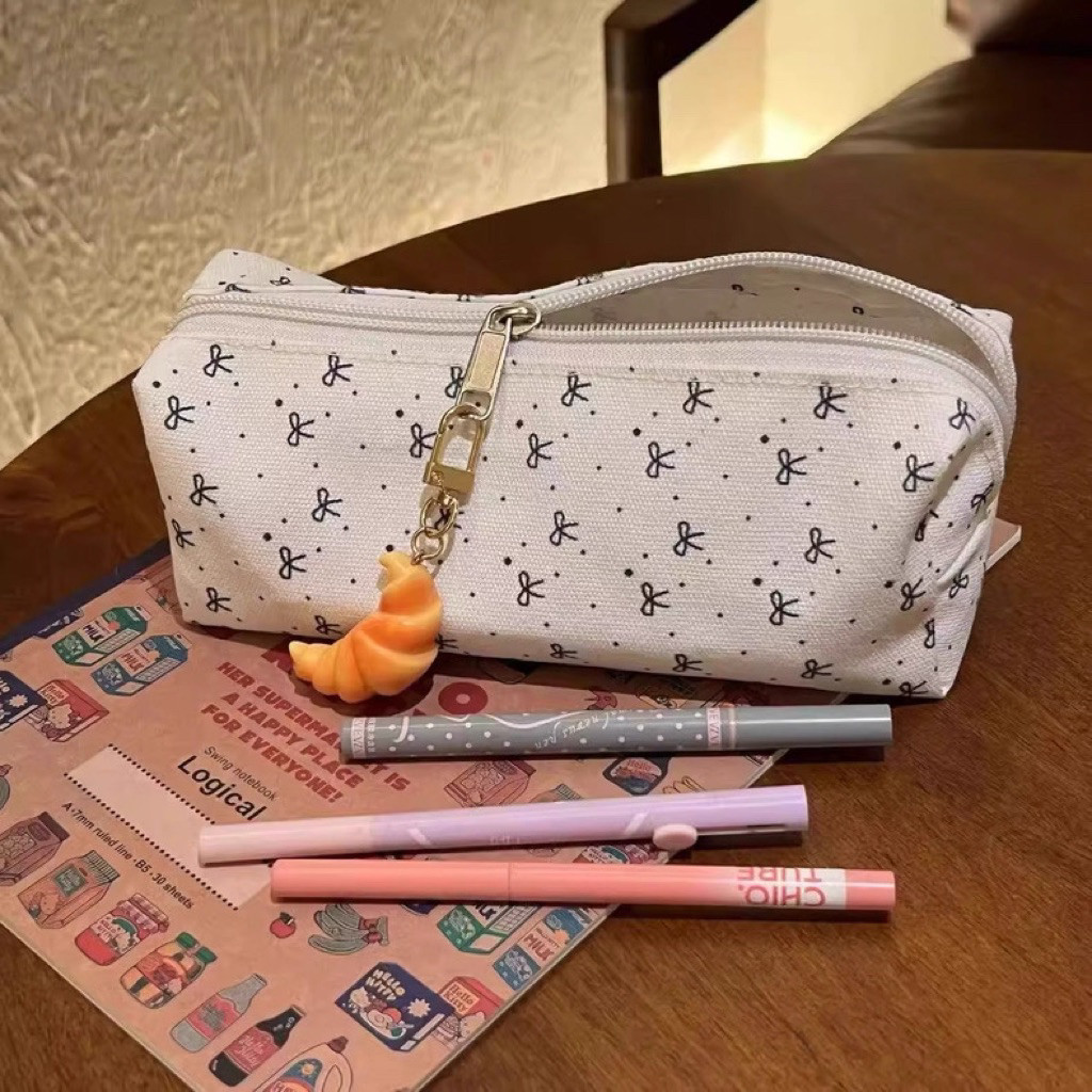 

TEMPAT PENSIL MOTIF PITA GAYA KOREA / TAS PENYIMPANAN ALAT TULIS SISWA / KOTAK PENSIL KAPASITAS BESAR / TEMPAT PENSIL AESTHETIC / TEMPAT PENSIL ANAK PEREMPUAN / WHITE RIBBON PENCIL CASE / TEMPAT MAKE UP / POUCH MAKEUP / GWEN COQUETTE PENCIL CASE