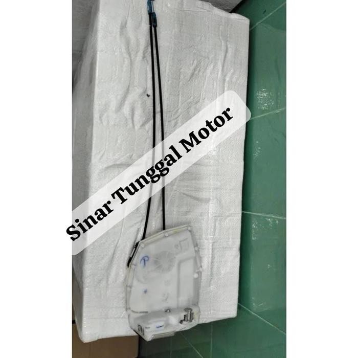 Baru door lock pintu belakang tengah suzuki sx4 x-over dan neo baleno - kiri Terbaik