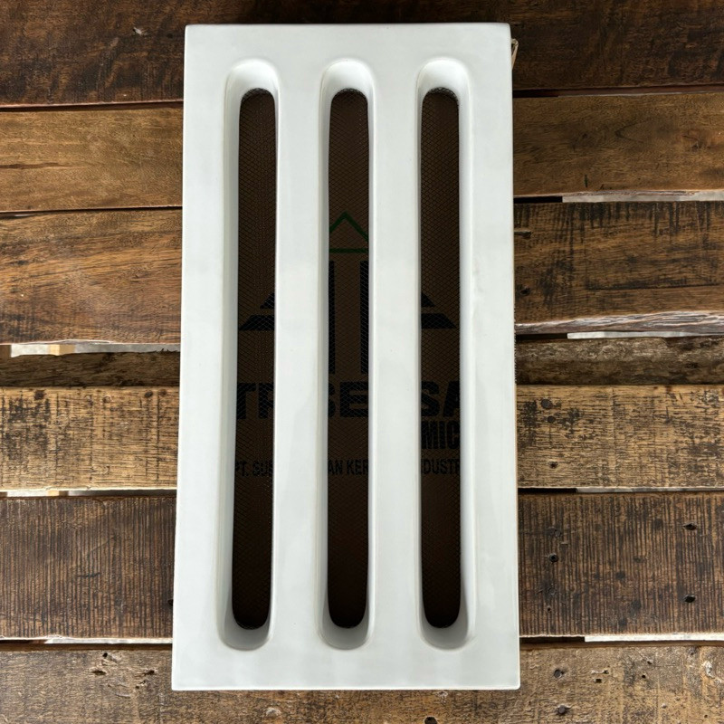 Roster / Keramik Trisensa / Keramik Lubang Angin + Kawat Motif Minimalis 20x40 cm RO 56 E + Kawat