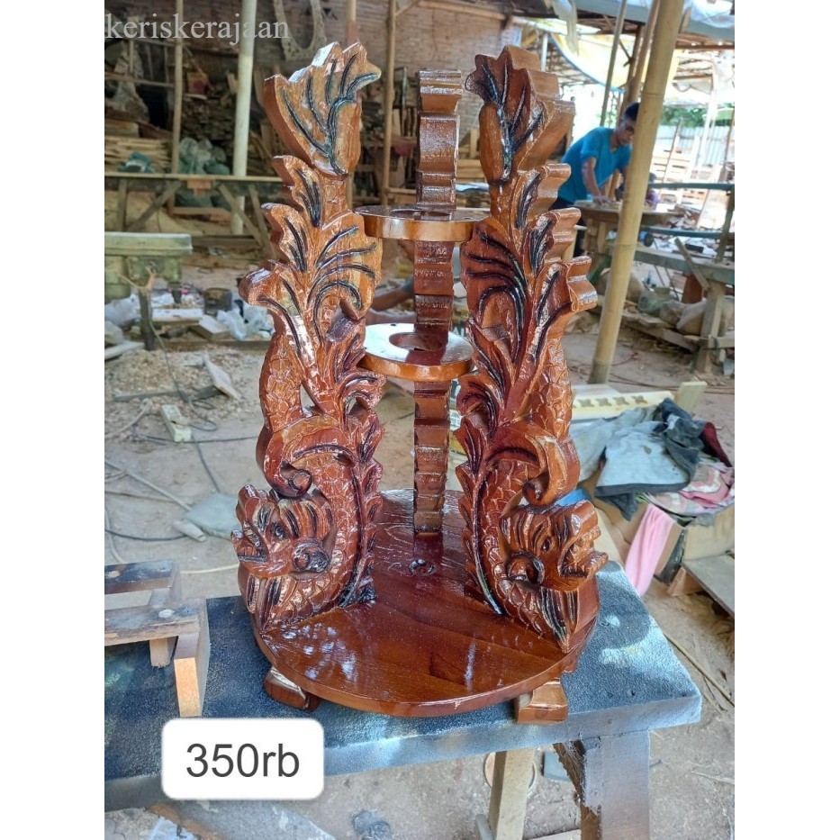 

jagrak bendera atau tombak sangga 3 naga 3d termurah dari kayu jati finishingan bk Keris sengkelat majapahit mataram kartosuro kartasura Surakarta Yogyakarta nagasasra sabuk budaya jawa melayub antik