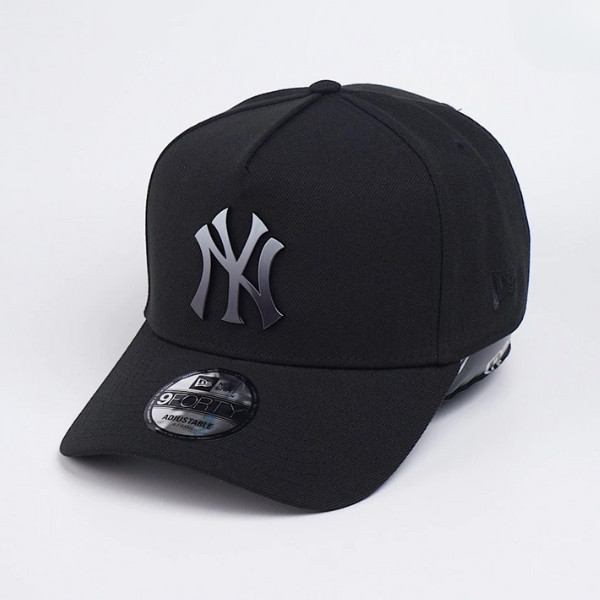 Topi New Era 940 NY Yankees Metal Badge Gradient