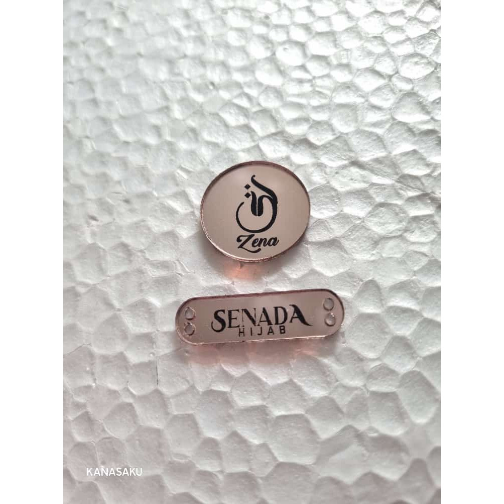 Label Akrilik Tulisan Hitam Costume Nama Untuk Brand Hijab dan Gamis