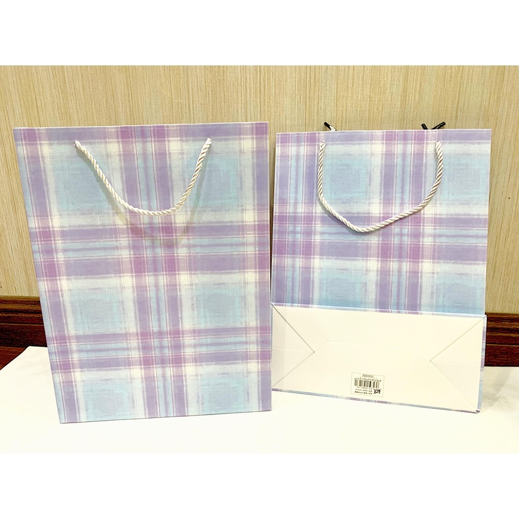 

PAPER BAG IMPOR ABSTRAK TEGAK SEDANG / PAPER BAG SOUVENIR /PAPER BAG