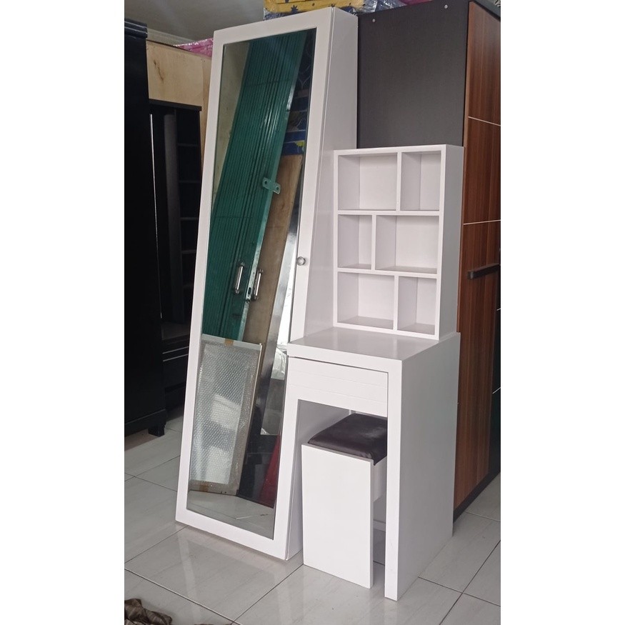 Meja rias kaca panjang