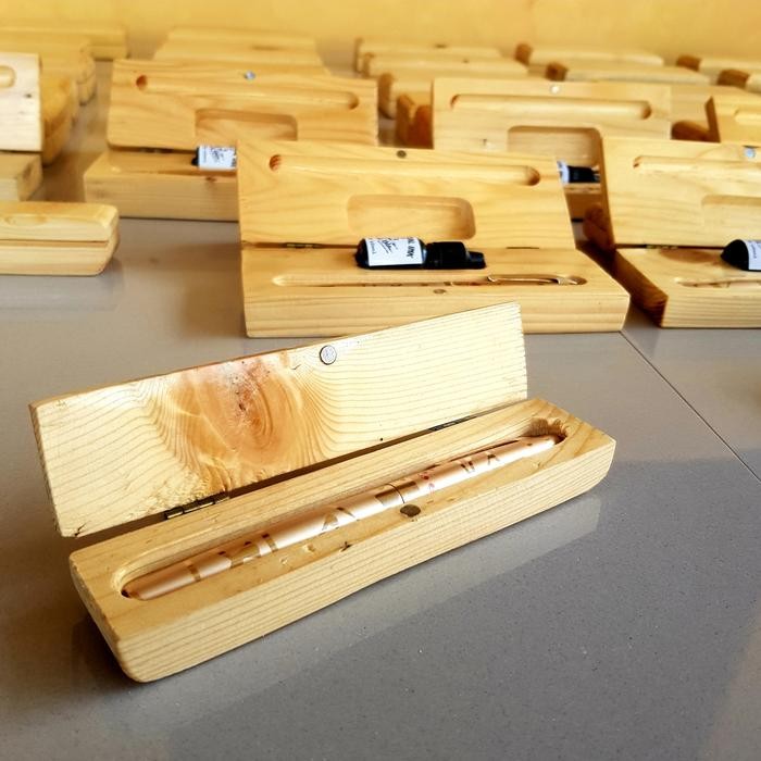 

Fountain Pen Gold Feather + Box Kayu Jati Belanda Motif Serat + Tinta ink 10 ML. Alat Tulis Pena Pulpen isi ulang.Case Wood. Jati Sam - FULLSET