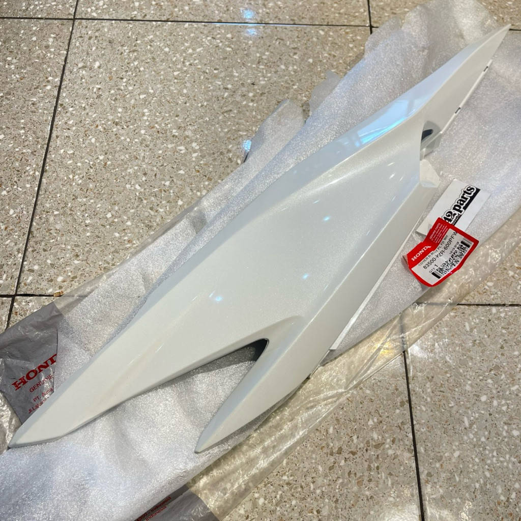 COVER BODY SAMPING VARIO TECHNO 125 FI OLD LAMA BOHLAM KANAN PUTIH ORIGINAL AHM 83500 KZR 600PFW