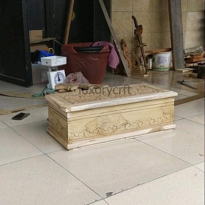 Kotak penyimpanan pusaka , kotak kris ukir kayu mahoni LC34543