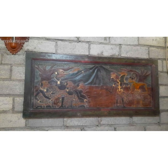 

lukisan wayang punokawan sedang menghadap gathotkaca dan pergiwa dari kayu jati jawa klasik term,urah bk Keris sengkelat majapahit mataram kartosuro kartasura Surakarta Yogyakarta nagasasra sabuk antik