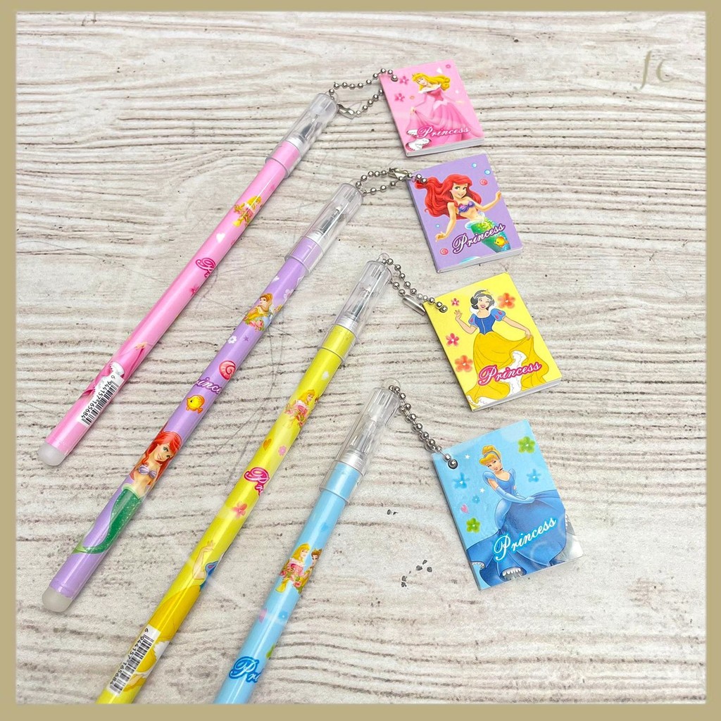 

Pen / Pulpen / Bolpen Gel Gantungan Buku Mini Princess Ariel Aurora Cinderella Snow White Tinta Gel Hitam PG-1461 Harga Grosir Ready COD