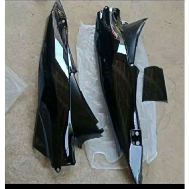 COVER BODY BODI BELAKANG KARISMA X 125 KARISMA D WARNA HITAM SET KANAN KIRI