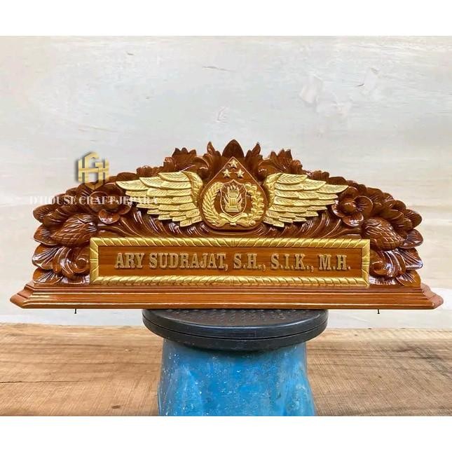 

Papan Nama Ukir Daun Papan Nama Jabatan DPR Menteri Gubernur Bupati Kayu Jati Panjang 50cm