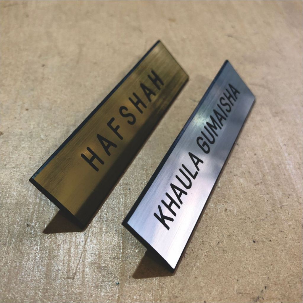 

Nametag Ukir Grafir Laser/Nama Dada Gold dan Silver/Name Tag/Nametag/Papan Nama Dada