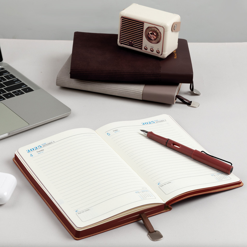 

Buku Catatan A5 2025 dengan Jadwal Mingguan dan Bulanan 320 Halaman Kertas Bermutu Tinggi Cover Keras Hadiah Ultah, Wajib Punya untuk Kerja dan Belajar