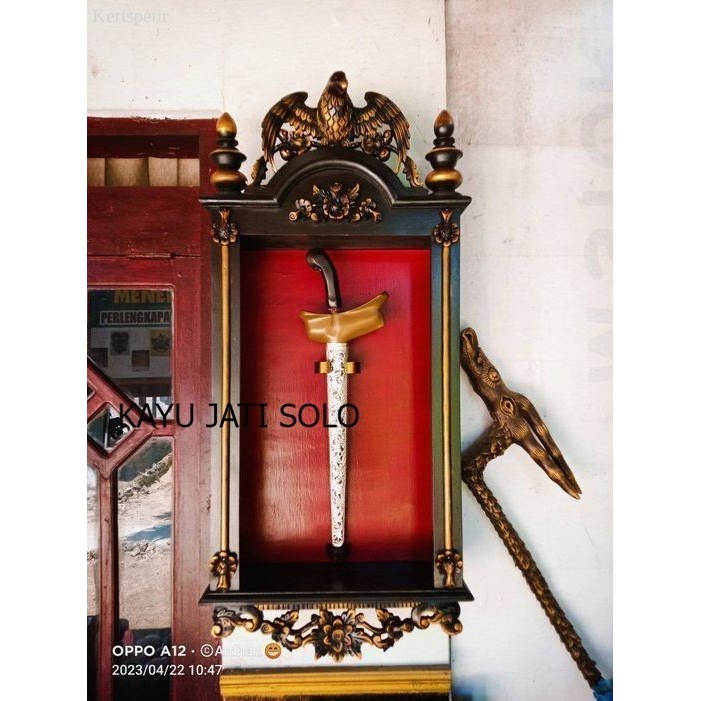 

lemari keris kamarogan isi 1 burung garuda Antikan KJS61 murah antik