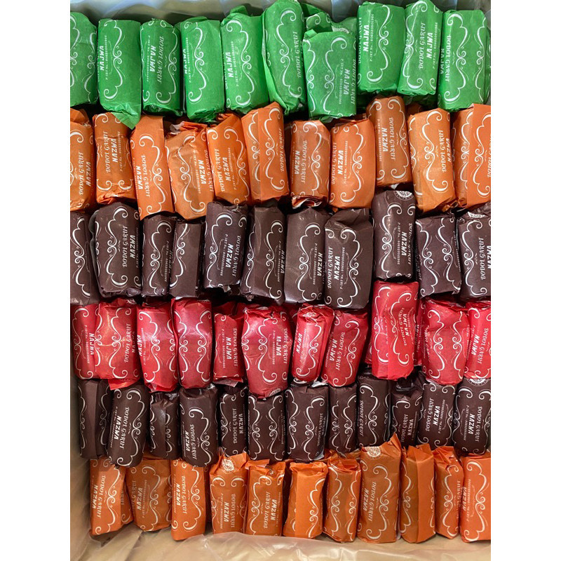 

Dodol Oleh-Oleh Khas Garut Kemasan Batik | 4 Rasa Strawberry - Mocca - Pandan - Durian 1KG-250GR