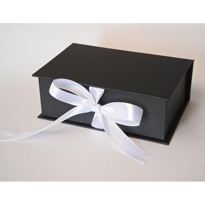 

Kotak Kado / Kotak Hadiah / Gift box / Hardbox Hitam - Putih, 11x8x4,5 cm