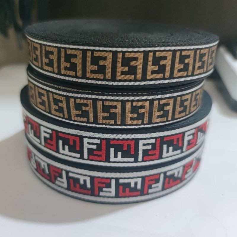 

(khusus kemerdekaan) pita bordir ff.warna hitam emas dan merah putih. di jual per rol isi 21 m/ rol