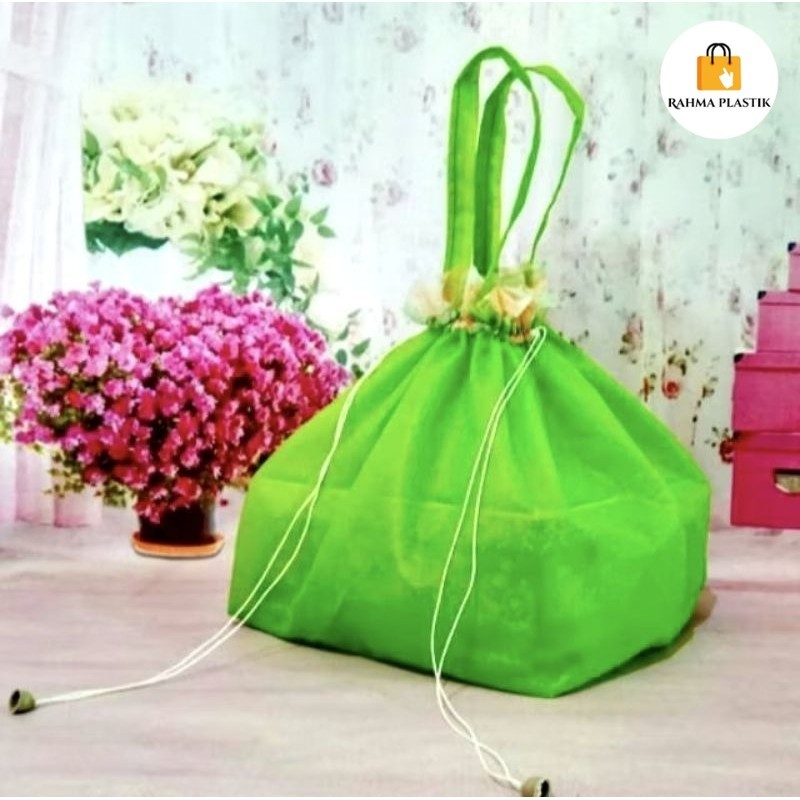 

Tas Serut Wadah Kotak Snack Nasi 20 22 Tebal / Tas Spunbond Polos / Tas Hajatan Syukuran Best Seller