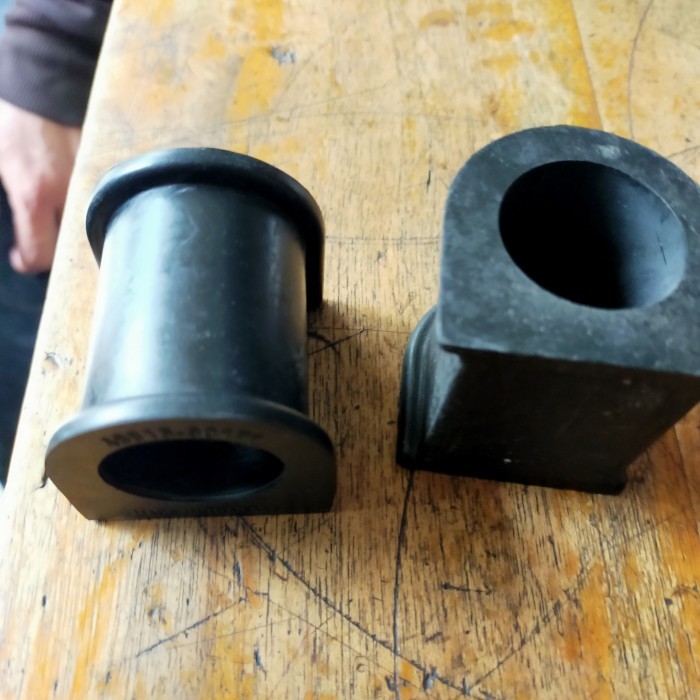 KARET STABILIZER DEPAN TOYOTA CROWN 3000cc 2003 HARGA PER 1