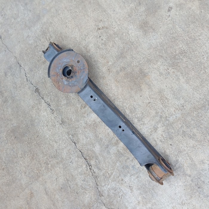 Lower arm sayap belakang kanan / kiri Avanza Xenia lama old copotan